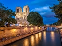 Notre-Dame bei Dämmerung mit reflektierendem Fluss.