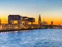 Panorama von Köln bei Sonnenuntergang mit Rhein und Kölner Dom.