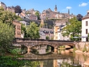 Historische Stadtansicht mit Brücke und Fluss.
