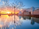 Sonnenuntergang über Düsseldorf mit Fluss und Fernsehturm.