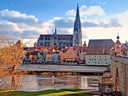 Dom und Altstadt von Regensburg mit Fluss im Vordergrund.