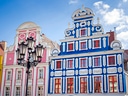 Bunte barocke Gebäude mit verzierten Fassaden.