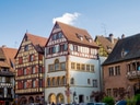 Historische Fachwerkhäuser unter blauem Himmel.