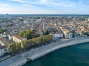 Luftaufnahme der Stadt mit altem Amphitheater und Flussufer.