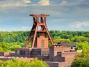 Industrielle Förderturm-Struktur im Grünen.
