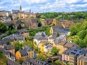 Panoramablick auf die Altstadt von Luxemburg mit bunten Häusern und historischem Stadtmauer.