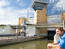 Person lehnt sich an Geländer vor Schleuse Hohenwarte.