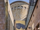 Eingang der Schirn Kunsthalle mit Auge-Motiv.