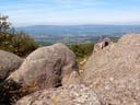 Zwei Personen auf Felsen mit weitem Talblick.