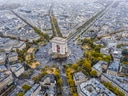 Luftaufnahme des Arc de Triomphe in Paris mit umliegenden Strassen.