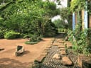 Japanischer Garten mit Kiesmustern und Steinpfad.