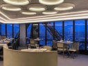 Elegantes Restaurant mit Blick auf die Stadt bei Abenddämmerung im Hintergrund.