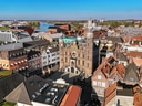 Luftaufnahme einer Stadt mit historischen Gebäuden und einem Fluss im Hintergrund.