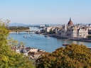 Panoramablick auf Fluss und Gebäude einer Stadt.
