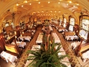 Elegantes Restaurant mit dekorativen Decken und gedeckten Tischen.
