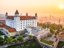 Luftaufnahme der Burg in Bratislava bei Sonnenuntergang.