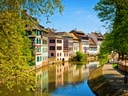 Malerische Altstadtgebäude an einem Fluss in Strassburg.