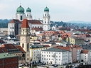 Panorama von Passau mit Kirchtürmen und Altstadt.