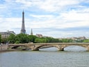Eiffelturm hinter Brücke über die Seine in Paris.