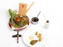 Gourmet-Essen kreativ serviert auf weissem Hintergrund.