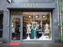 Schaufenster eines Dessous-Geschäfts mit Schaufensterpuppen.