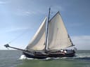 Traditionelles Segelboot auf offenem Meer.