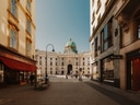 Strasse mit Blick auf historisches Gebäude mit Kuppel.