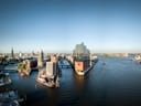 Panoramablick auf den Hafen mit modernen Gebäuden und Wasser.