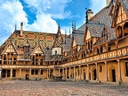 Historisches Gebäude mit Ziegeldach und Innenhof.