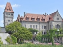 Historisches Schloss mit Türmen und blauen Himmel.