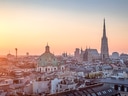 Stadtpanorama mit Dom und Turm im Sonnenuntergang.