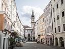 Historische Altstadtstrasse mit Kirche im Hintergrund.
