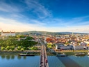 Stadtansicht mit Fluss und Brücke bei Tageslicht.