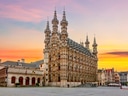 Historisches Rathaus vor Sonnenuntergang in Leuven.