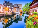 Malerische Fachwerkhäuser am Wasserkanal in Strassburg.