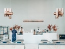 Modernes Café mit minimalistischer Einrichtung und Theke.