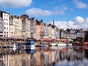 Bunte Häuser und Boote am Hafen von Honfleur.