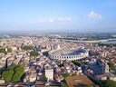 Luftaufnahme eines römischen Amphitheaters in einer Stadt mit Fluss.