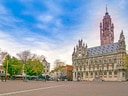 Historisches Gebäude auf dem Marktplatz mit blauem Himmel.