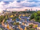 Panorama von Luxemburg-Stadt bei Sonnenuntergang.