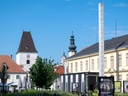 Stadtszene mit Kunsthalle und Kirchturm bei blauem Himmel.