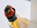 Gourmetgericht in einer Tasse mit Sushi-Rolle und Kaviar.