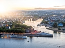 Luftaufnahme von Koblenz bei Sonnenuntergang mit Rhein und Brücken.