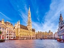 Historischer Platz mit grossen Gebäuden und blauem Himmel.