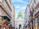Kuppel und Fassaden in Wiener Einkaufsstrasse.