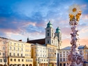 Historische Gebäude und Säule auf dem Hauptplatz von Linz.