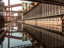 Industrielle Backsteingebäude mit Spiegelung in Wasser.