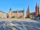 Historische Gebäude am Luisenplatz in Wiesbaden bei sonnigem Wetter.