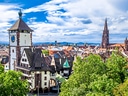 Panoramablick auf das historische Zentrum von Freiburg im Breisgau mit Kirche und Uhrturm.