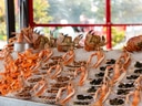 Verschiedene rohe Meeresfrüchte auf Eis präsentiert.